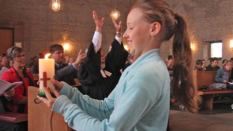 Die evangelischen Christen feierten die Weihe ihres modernen Gotteshauses in Hammelburg vor 50 Jahren.  Fotos: Gerd Schaar