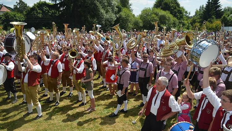 Zum dreifachen Hoch auf den Jubiläumsverein Musikverein Pressig erhoben alle Musiker ihre Instrumente.