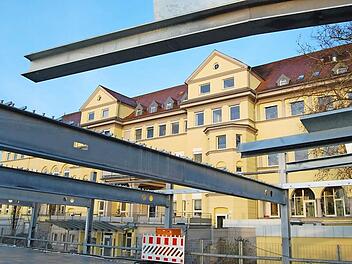 Die Stahlträger stehen schon da. Auf ihnen werden die zwei neuen Halbgeschosse mit weiteren 65 Parkplätzen errichtet. Fotos: Oliver Schmidt