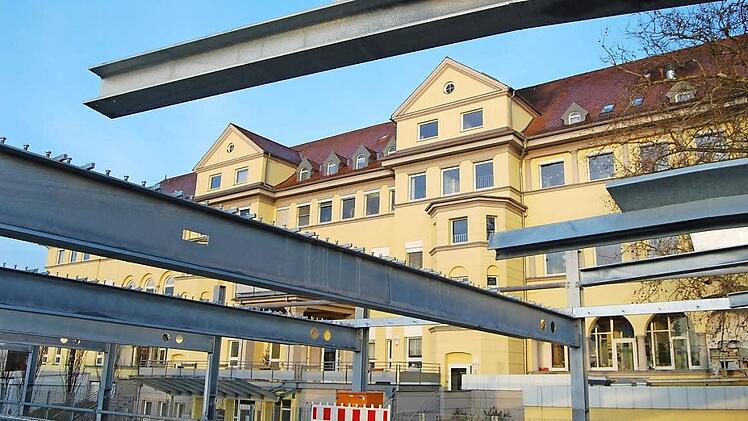 Die Stahlträger stehen schon da. Auf ihnen werden die zwei neuen Halbgeschosse mit weiteren 65 Parkplätzen errichtet. Fotos: Oliver Schmidt