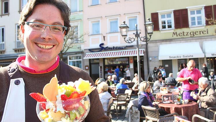 Augusto de Pellegrin hat an seinem Eissalon "Sanremo" Hochbetrieb. Foto: J. Gärtner