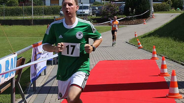 Zieleinlauf für Lokalmatador Christian Danzl, der die 6,4 Kilometer lange Laufstrecke in unter 28 Minuten bewältigte.