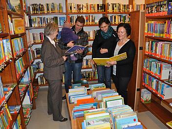 Die beiden Büchereileiterinnen Olga Back (links) und Gertrud Erhard (rechts) mit Büchereibesuchern beim Tag der offenen Tür. Foto: Daniel Wiener