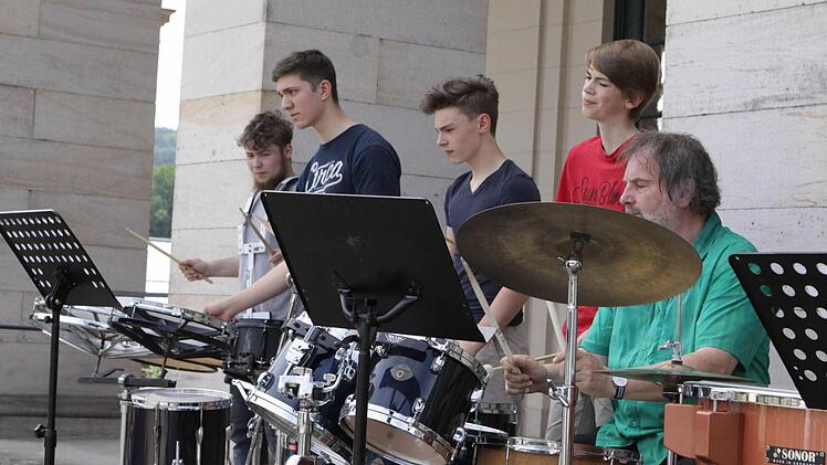 Richtig krachen ließen es die Schlagwerker der Musikschule am Sonntagmittag.  Foto: Thomas Dill