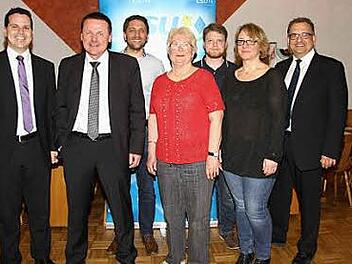 Markus Windisch, Manfred Bäreis, Stefan Reif, Karola Schaffer, Sebastian Klinga, Margarte Schüßler und Stefan Martin (v. l.) gehören weiterhin zum Vorstand der Heßdorfer CSU. Foto: Richard Sänger