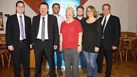 Markus Windisch, Manfred Bäreis, Stefan Reif, Karola Schaffer, Sebastian Klinga, Margarte Schüßler und Stefan Martin (v. l.) gehören weiterhin zum Vorstand der Heßdorfer CSU. Foto: Richard Sänger
