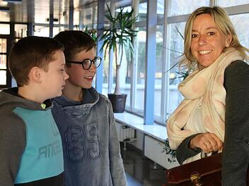 Als Schulleiterin trägt Heidi von Schön nicht nur die Verantwortung, sondern unterrichtet auch etwa 20 Stunden pro Woche in ihrer Klasse. Hier bespricht sie mit ihren beiden Schülern, Bastian und Niklas (von links), welche Aufgaben als nächstes anstehen.  Foto: Kathrin Kupka-Hahn