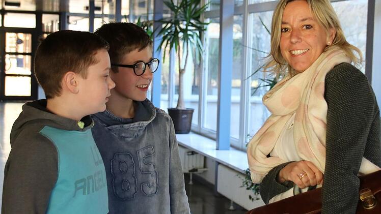 Als Schulleiterin trägt Heidi von Schön nicht nur die Verantwortung, sondern unterrichtet auch etwa 20 Stunden pro Woche in ihrer Klasse. Hier bespricht sie mit ihren beiden Schülern, Bastian und Niklas (von links), welche Aufgaben als nächstes anstehen.  Foto: Kathrin Kupka-Hahn