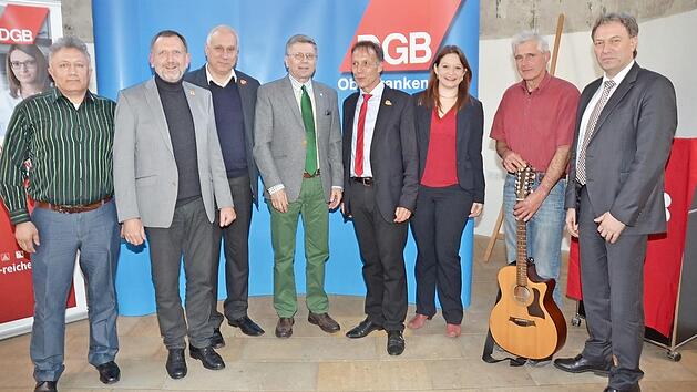 Beim Arbeitnehmerempfang des DGB-Kreisverbandes (von links) Adem Elkol, Eckhard J. Schneider, Bernd Thiele, Wolfgang Schmitt, Mathias Eckardt, Doris Aschenbrenner (Bundestagskandidatin der SPD), Tom Sauer, Landrat Klaus Löffler  Foto: K.- H. Hofmann