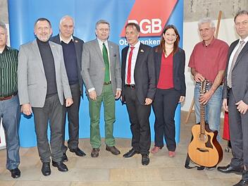 Beim Arbeitnehmerempfang des DGB-Kreisverbandes (von links) Adem Elkol, Eckhard J. Schneider, Bernd Thiele, Wolfgang Schmitt, Mathias Eckardt, Doris Aschenbrenner (Bundestagskandidatin der SPD), Tom Sauer, Landrat Klaus L&ouml;ffler  Foto: K.- H. Hofmann