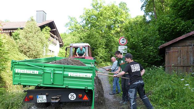 Mit Rechen und Schaufel wurden die Unwetterschäden an den öffentlichen Feldwegen beseitigt.  Foto: Werner Reißaus