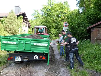Mit Rechen und Schaufel wurden die Unwetterschäden an den öffentlichen Feldwegen beseitigt.  Foto: Werner Reißaus
