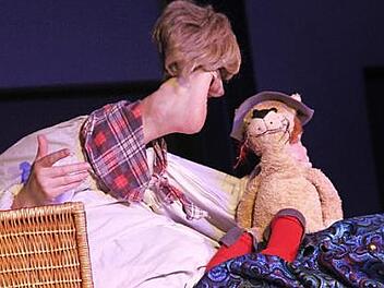 Anne Klinges Fußtheater begeisterte die Zuschauer im Stadtschloss mit dem Märchen vom gestiefelten Kater.  Foto: Gerda Völk