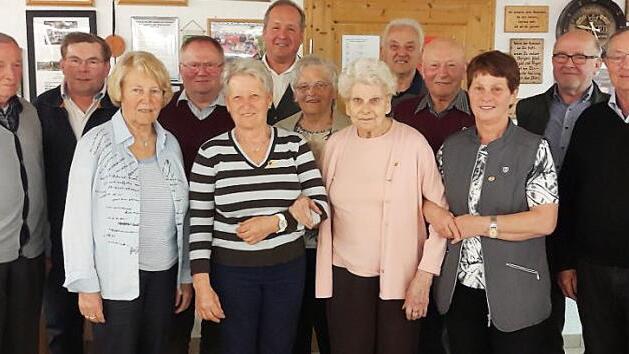 Die Heubscher Sänger mit den Geehrten: (von links) Heinz-Dieter Vogler, Herbert Nickel, Hannelore Löhlein, Roland Sack (Chorleiter), Marlene Pittroff, Klaus Amschler (Zweiter Bürgermeister), Berthilde Zapf (Vorsitzende der Sängergruppe Thurnau-Kasendorf), Hanni Krauß, Herbert Pittroff, Helmut Scherm, Gerlinde Scherm, Heinz Eschenbacher und Manfred Hessner (Vorsitzender) Foto: Katharina Müller-Sanke