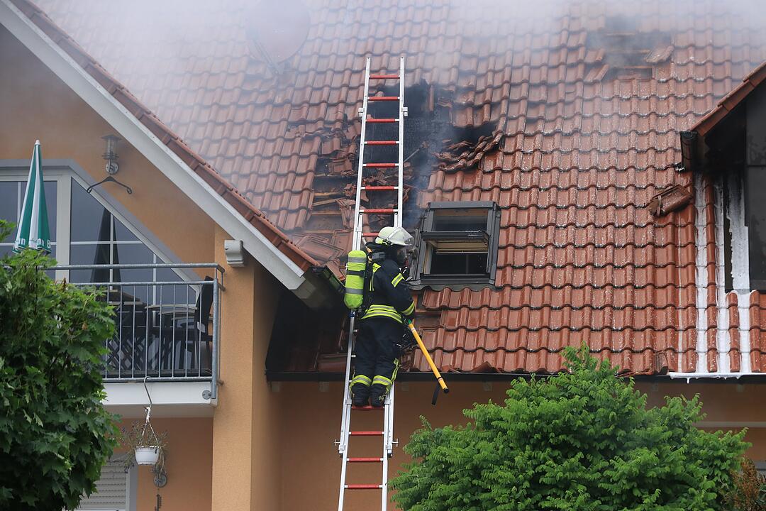 Blitzeinschlag: Dachstuhl geht nach Gewitter in Flammen auf