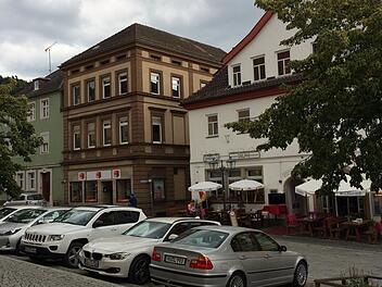 Das Gebäude in der Oberen Stadt 18 (Mitte) bekommt  ein modernes Kubusdach.  Stephan Tiroch