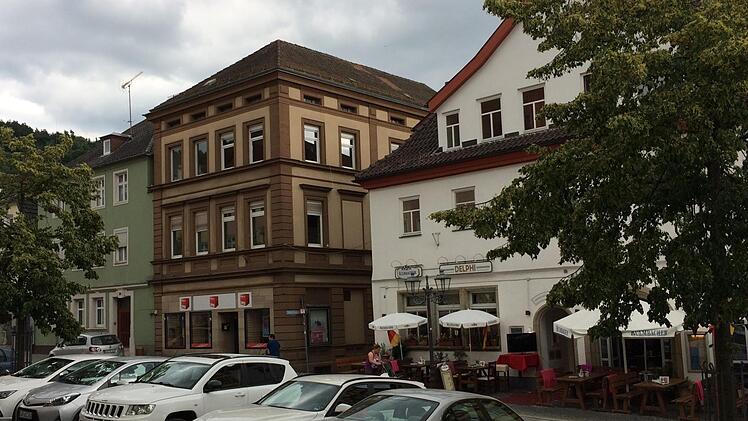 Das Gebäude in der Oberen Stadt 18 (Mitte) bekommt  ein modernes Kubusdach.  Stephan Tiroch