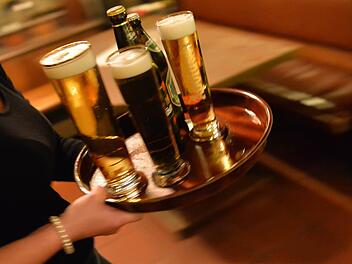 Besonders in der Gastronomie gibt es  sehr viele befristete Besch&auml;ftigungsverh&auml;ltnisse. Das kritisiert die Gewerkschaft NGG. Archiv, dpa