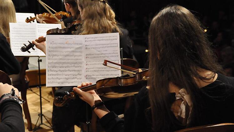 Das Streichorchester der Städtischen Musikschule Bad Kissingen unter der Leitung von Matthias Klink und von Barbara Moritz am Flügel begleitet . Peter Klopf