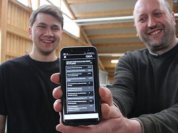 Peter (l.) und Ralf Sieber haben ihren Stall per App im Griff. Foto: Veronika Schadeck