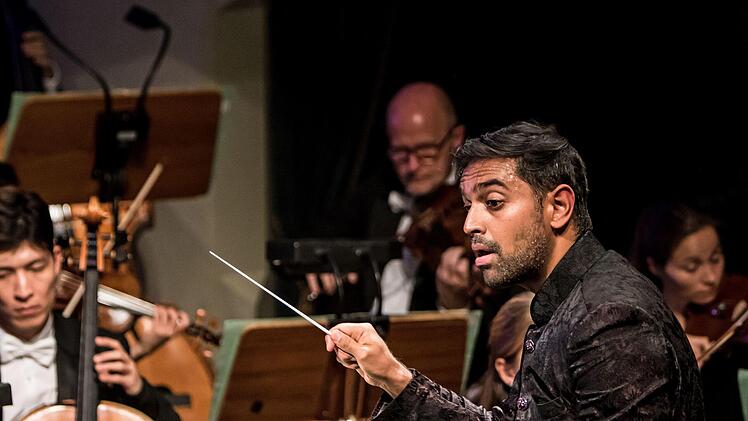 Reichlich Beifall gab es für GMD-Aspirant Harish Shankar und den Solisten Markus Riepertinger im Landestheater.Jochen Berger