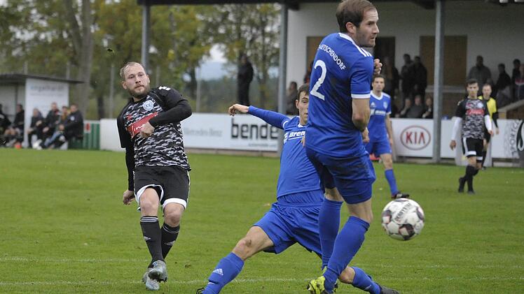 Andreas B&ouml;hnlein visiert das Ketschendorfer Tor genau an und markiert das 3:0. &Uuml;berhaupt stand der "Kasten" der Buchberg-Kicker st&auml;ndig im Mittelpunkt des einseitigen Lokalderbys zwischen dem SC Sylvia Ebersdorf und dem &uuml;berforderten SV Ketschendorf. Die stark ersatzgeschw&auml;chten G&auml;ste kamen deutlich unter die R&auml;der.  Foto: Hagen Lehmann