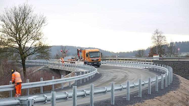 Zum Ende der Woche haben die Arbeiter die Baustelle  an der Haabrücker Abfahrt  von der Bundesstraße 4 verlassen. - Foto: Berthold Köhler