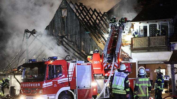 Brand greift von Gartenhütte auf Wohnung über