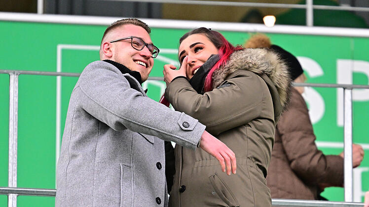 Fürth: Fußball war nur Nebensache - Zuschauer macht Heiratsantrag in Fußballstadion