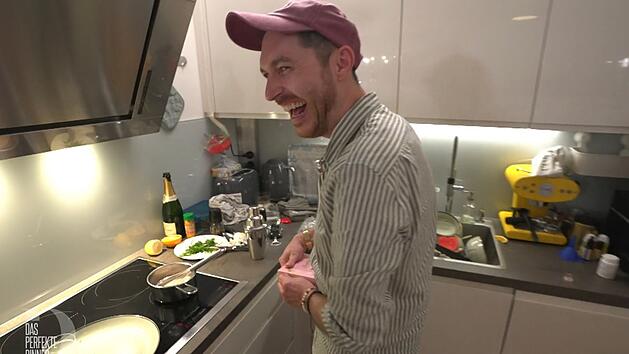 Mut zur Improvisation: Für seine Schoko-Sauce zum Dessert fehlt Patrick (39) die Hauptzutat. Da schmilzt er einfach Pralinen ein.