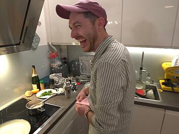 Mut zur Improvisation: F&uuml;r seine Schoko-Sauce zum Dessert fehlt Patrick (39) die Hauptzutat. Da schmilzt er einfach Pralinen ein.