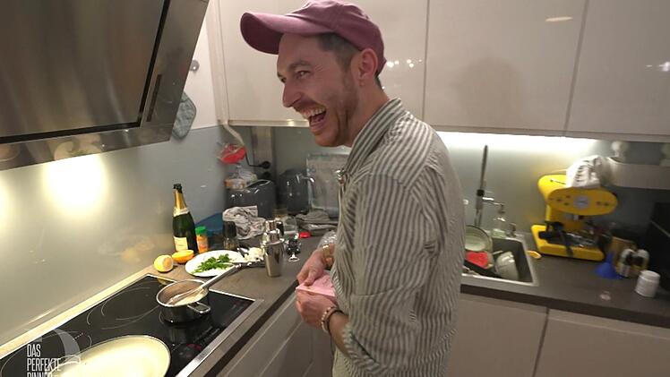 Mut zur Improvisation: Für seine Schoko-Sauce zum Dessert fehlt Patrick (39) die Hauptzutat. Da schmilzt er einfach Pralinen ein.