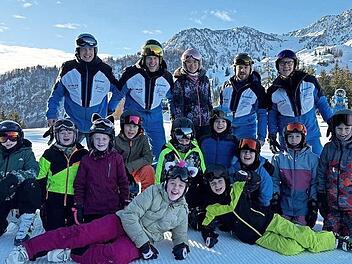 Hintere Reihe (v.l.): Andreas Heller, Stefan Felkel, Nina Hock, Thomas Neudecker sowie der Erste Vorsitzende Hubert Scheidel.