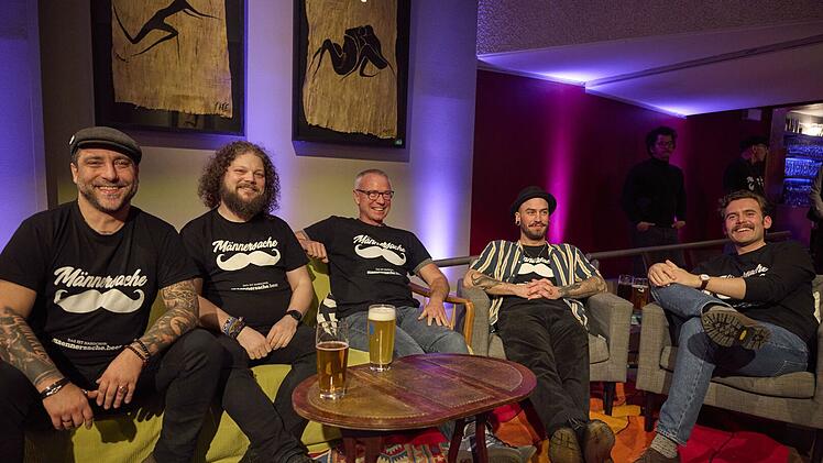 Die Vereinsmitglieder des M&auml;nnerchors "M&auml;nnersache" entscheiden, welche Gags am meisten &uuml;berzeugen k&ouml;nnten.