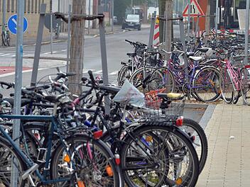 Eineinhalb Jahre nach der Eröffnung gibt es immer noch viel Leerstand im Bamberger Fahrradparkhaus. Gleichzeitig sind die kostenlosen Stellflächen vor dem Parkhaus dicht belegt.   Fotos: Ronald Rinklef