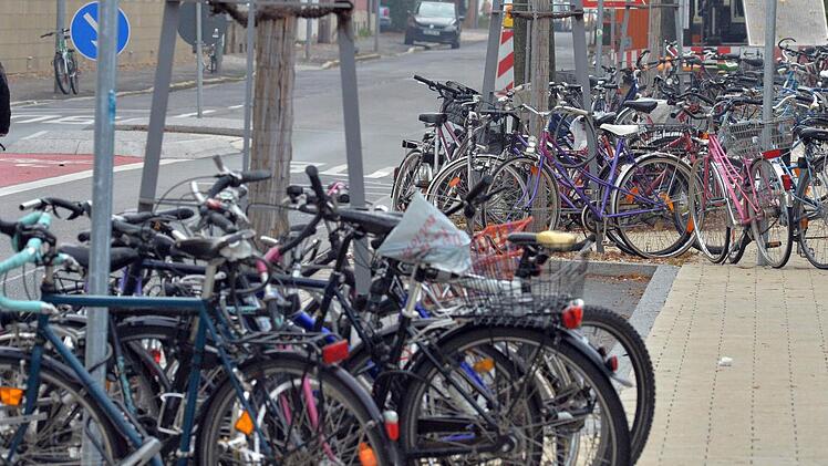 Eineinhalb Jahre nach der Eröffnung gibt es immer noch viel Leerstand im Bamberger Fahrradparkhaus. Gleichzeitig sind die kostenlosen Stellflächen vor dem Parkhaus dicht belegt.   Fotos: Ronald Rinklef