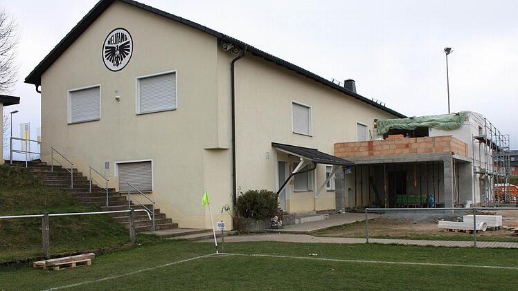 Der DJK-SV Neufang baut für einen sechsstelligen Betrag sein Sportheim an. Foto: Alexander Löffler