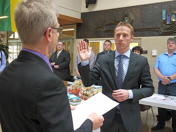 Das Symbol für den Neuanfang: Der neue Bürgermeister Bernd Höfer wird von Eckardt Kräußlich in seinem Amt vereidigt.  Fotos: Berthold Köhler