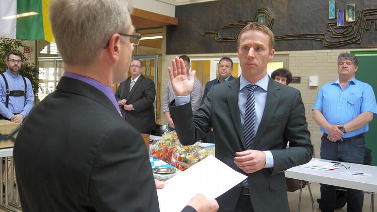 Das Symbol für den Neuanfang: Der neue Bürgermeister Bernd Höfer wird von Eckardt Kräußlich in seinem Amt vereidigt.  Fotos: Berthold Köhler