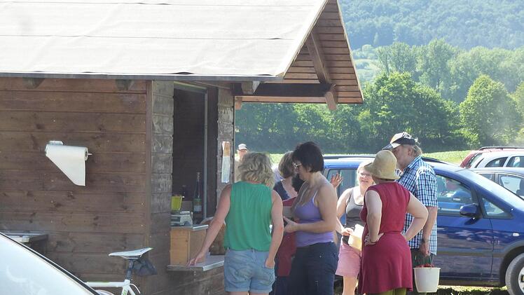 Schlange stehen am Kassenhäuschen.