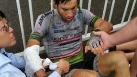 Nach seinem Sturz im Zielsprint wird der Altenkunstadter Grischa Janorschke versorgt.  Foto: pr