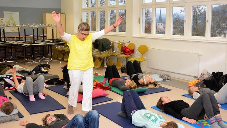 Yoga gehörte ebenfalls zum Gesundheitstag der 7. und 8. Klassen an der Anton-Kliegl-Schule. Foto: Peter Rauch