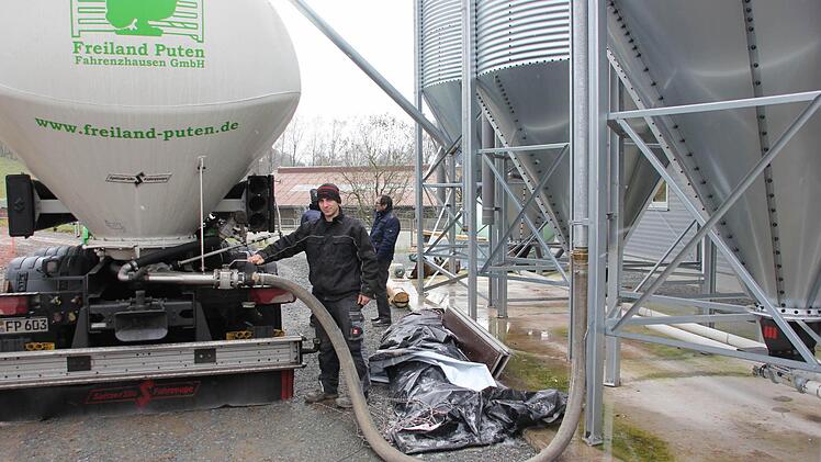Alexander Hanna an der Fülleinrichtung des Silolasters Foto: Friedwald Schedel
