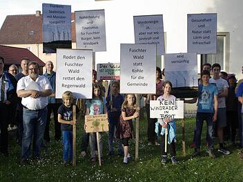 "Seid vernünftig. Zerstört nicht unsere Naherholungsgebiete und unseren Wald", lautete die Botschaft der Fuchsstädter WKA-Gegner bei der Demonstration vor dem Rathaus .  Foto: Winfried Ehling