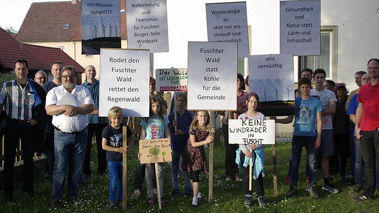 "Seid vernünftig. Zerstört nicht unsere Naherholungsgebiete und unseren Wald", lautete die Botschaft der Fuchsstädter WKA-Gegner bei der Demonstration vor dem Rathaus .  Foto: Winfried Ehling