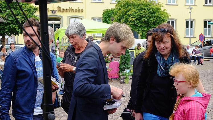 Autogrammstunde der Schlagergruppe "Cappuccinos" in Hammelburg. Foto: Gerd Schaar