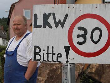 Straße blockiert: Aus Protest lässt Günter Heinz öfter mal eine Zugmaschine auf der Straße stehen. Außerdem hat er Plakate gemalt. Foto: Ulrike Müller