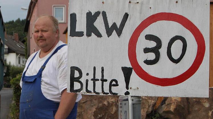 Straße blockiert: Aus Protest lässt Günter Heinz öfter mal eine Zugmaschine auf der Straße stehen. Außerdem hat er Plakate gemalt. Foto: Ulrike Müller