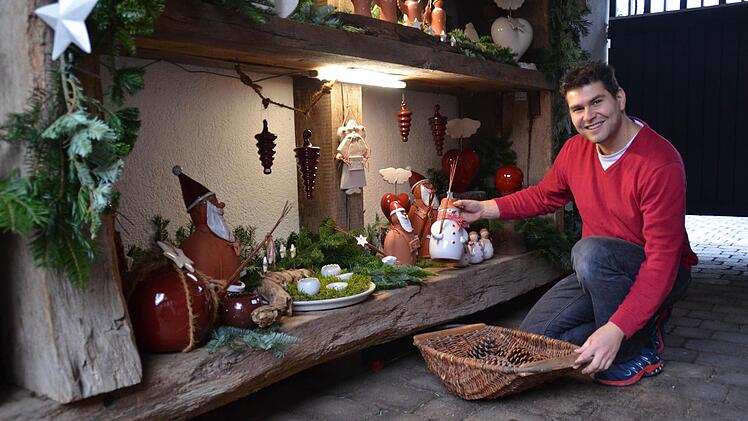 Die Adventsausstellung der Töpferei Kirchner ist im Hof aufgebaut. Die Farbe weiß und viele beleuchtete Sachen überwiegen. Foto: Kathrin Kupka-Hahn