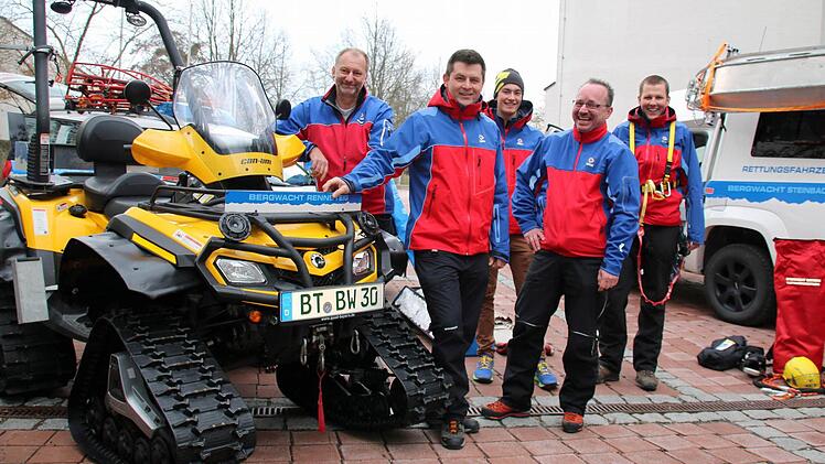Die neue Bergwacht Rennsteig mit Leiter Ralf Schmidt (Zweiter von links) Foto: Bettina Knauth